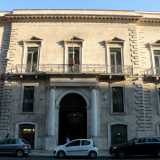 ...questo edificio fu progettato nel 1843 per il nobile signore che gli diede il nome e si presenta con un grande portale incluso tra due colonne dal capitello ionico